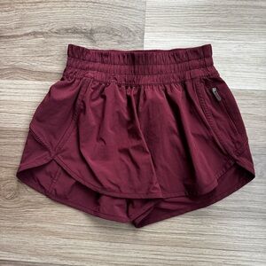 Lululemon Hotty Hot 2.5” Shorts Size 4 Small Burgundy No Liner